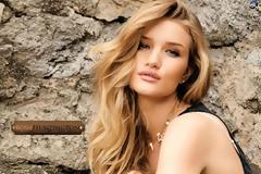 Η μπλε ολόσωμη φόρμα της Rosie Huntighton που τράβηξε τα βλέμματα όλων... [photos]