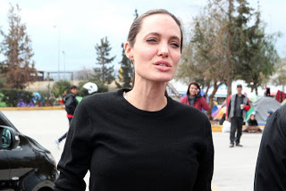 Δείτε πώς υποδέχτηκαν οι πρόσφυγες την Αngelina Jolie... [video] - Φωτογραφία 1