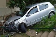 Λαμία: Αυτοκίνητο «προσγειώθηκε» στην αυλή σπιτιού [photos]