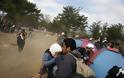 Οι πρόσφυγες στην Ειδομένη περιμένουν τα αποτελέσματα της Συνόδου Κορυφής....