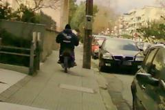Νέα μόδα στα Τρίκαλα: Καβάλα με το παπί και την βέσπα στο πεζοδρόμιο [photos]