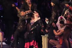 Τους τρέλανε η Madonna! Ανέβασε στη σκηνή μια κοπέλα και την... έγδυσε! [photos]