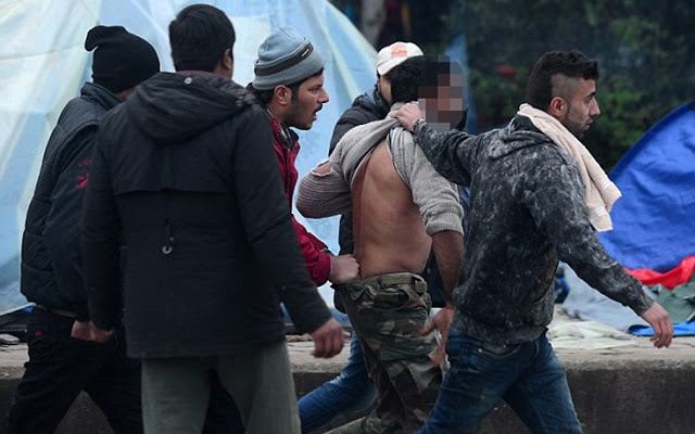 Άγριο ξύλο στην Ειδομένη: Πρόσφυγες έδειραν έναν άντρα που πιθανότατα βίασε μια 7χρονη... [photos] - Φωτογραφία 2