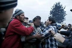 Άγριο ξύλο στην Ειδομένη: Πρόσφυγες έδειραν έναν άντρα που πιθανότατα βίασε μια 7χρονη... [photos]
