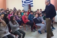 ΠΑΤΡΑ: Μεγάλο το ενδιαφέρον στην ομιλία του Άγγελου Τσιγκρή στο 25ο Δημοτικό