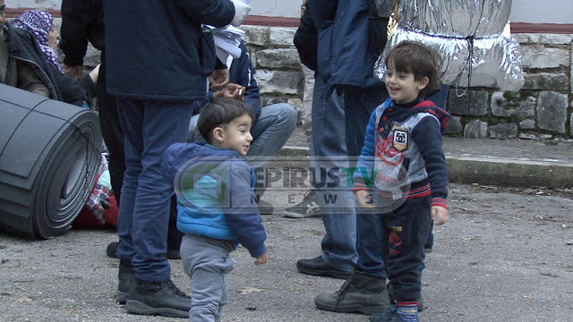 Τα Δολιανά άνοιξαν την αγκαλιά τους στους πρόσφυγες -  Πολλά τα μικρά παιδιά... - Φωτογραφία 2