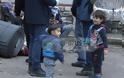 Τα Δολιανά άνοιξαν την αγκαλιά τους στους πρόσφυγες -  Πολλά τα μικρά παιδιά... - Φωτογραφία 2
