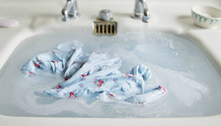 4 σοβαρά λάθη που κάνετε στο πλύσιμο των ρούχων στο χέρι - Φωτογραφία 1