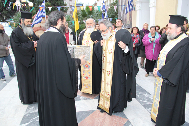 Φωτογραφίες και video από την υποδοχή του ιερού λειψάνου του Ευαγγελιστού Λουκά στον Πειραιά [video] - Φωτογραφία 3