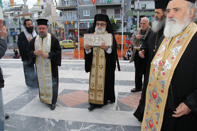 Φωτογραφίες και video από την υποδοχή του ιερού λειψάνου του Ευαγγελιστού Λουκά στον Πειραιά [video] - Φωτογραφία 4