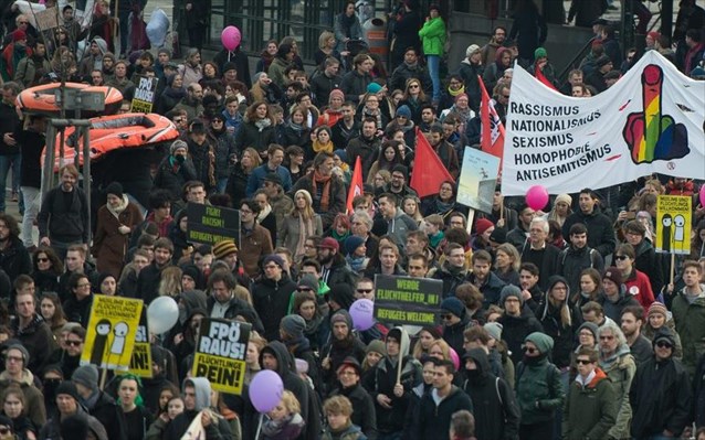 ΣΤΟ ΠΛΕΥΡΟ ΤΩΝ ΠΡΟΣΦΥΓΩΝ ΧΙΛΙΑΔΕΣ ΕΥΡΩΠΑΙΟΙ - Φωτογραφία 2