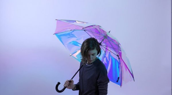Oombrella: Δείτε την έξυπνη ομπρέλα που σας ειδοποιεί ότι πρόκειται να βρέξει! [video] - Φωτογραφία 2