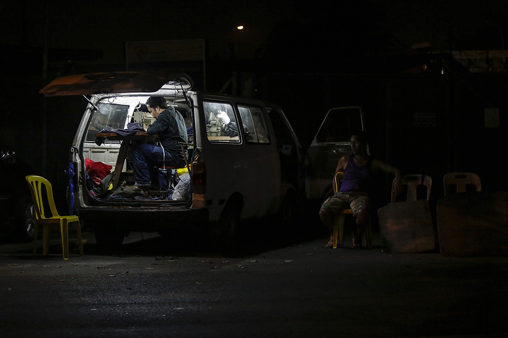 Ράβοντας μέσα σε ένα φορτηγάκι, από το πρωί μέχρι το βράδυ, στους δρόμους της Μαλαισίας - Φωτογραφία 4