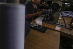 Ράβοντας μέσα σε ένα φορτηγάκι, από το πρωί μέχρι το βράδυ, στους δρόμους της Μαλαισίας