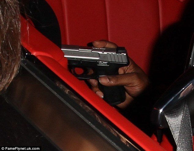 Ο σύντροφος της Kylie Jenner οπλοφορεί και τρομοκρατεί! [photos] - Φωτογραφία 5