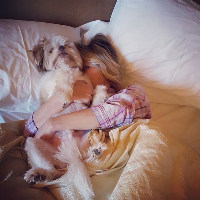 Με ποιον κοιμάται αγκαλιά στο κρεβάτι η Μαρία Ηλιάκη; [photo] - Φωτογραφία 2