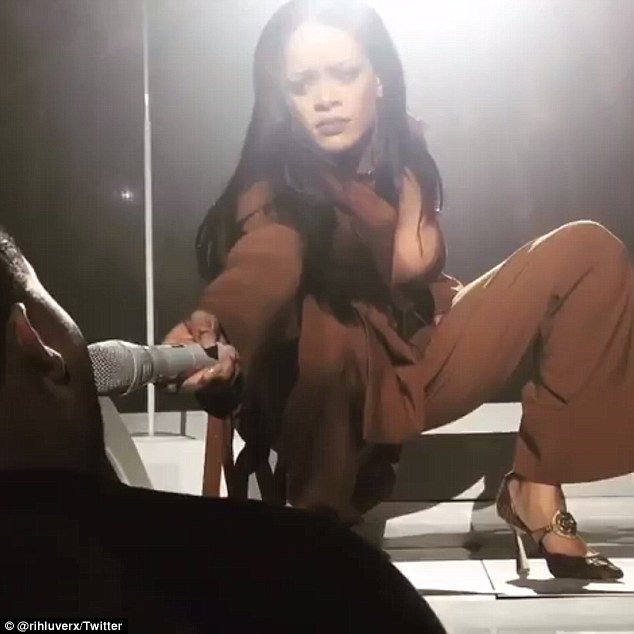 Ο θαυμαστής που ξεφτίλισε τη Rihanna! Εκείνη του έδωσε το μικρόφωνο και αυτός... [photos] - Φωτογραφία 2