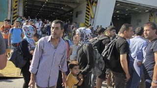 Συνεχίζονται κανονικά οι ροές των προσφύγων: 5.000 στον Πειραιά... - Φωτογραφία 1