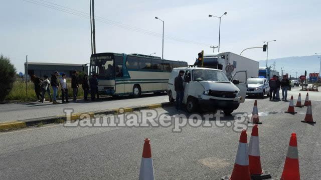 Λαμία: Σοβαρό τροχαίο στην είσοδο της πόλης - Φωτογραφία 3