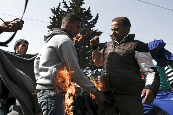 ΣΟΚ: Δύο πρόσφυγες αυτοπυρπολήθηκαν στην Ειδομένη - Φωτογραφία 2