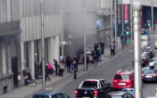 Βρυξέλλες: Ενας ουρλιάζει, δύο χαίρονται που σώθηκαν - Η φωτογραφία που σοκάρει - Φωτογραφία 1