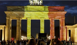 Κτίρια σε όλον τον κόσμο φωτίζονται στα χρώματα της Βελγικής σημαίας [photos] - Φωτογραφία 1