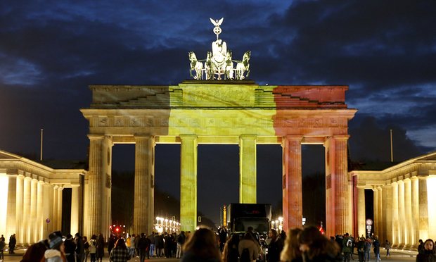 Κτίρια σε όλον τον κόσμο φωτίζονται στα χρώματα της Βελγικής σημαίας [photos] - Φωτογραφία 3
