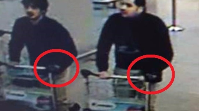 Οι βομβιστές των Βρυξελλών φορούσαν από ένα μαύρο γάντι - Υποψία ότι έκρυψαν εκεί τους πυροκροτητές [photo] - Φωτογραφία 3
