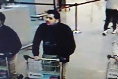 Οι βομβιστές των Βρυξελλών φορούσαν από ένα μαύρο γάντι - Υποψία ότι έκρυψαν εκεί τους πυροκροτητές [photo]