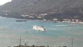 H προσπάθεια του Έλυρος να δέσει στο λιμάνι της Σούδας εν μέσω θαλασσοταραχής - Φωτογραφία 1