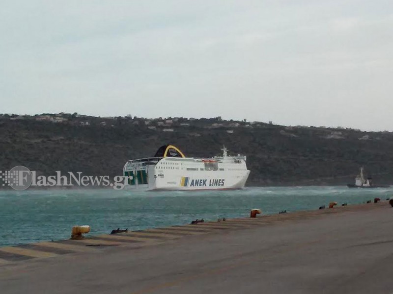 H προσπάθεια του Έλυρος να δέσει στο λιμάνι της Σούδας εν μέσω θαλασσοταραχής - Φωτογραφία 3