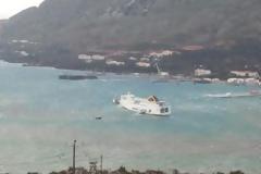 H προσπάθεια του Έλυρος να δέσει στο λιμάνι της Σούδας εν μέσω θαλασσοταραχής