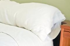 DIY: Πώς να καθαρίσετε το στρώμα του κρεβατιού σας με φυσικό τρόπο