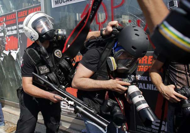 Φωτογράφοι που θα έκαναν τα πάντα για μια λήψη! [photos] - Φωτογραφία 13