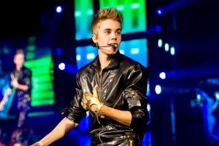 Δεν θα το πιστεύετε: Ποιες είναι  μεγάλες θαυμάστριες του Justin Bieber και πήγαν στη συναυλία του; [photos] - Φωτογραφία 1