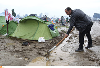 Απελπισία στην Ειδομένη: Οι πρόσφυγες δίνουν μάχη για να κρατήσουν τις σκηνές στο έδαφος! - Φωτογραφία 1
