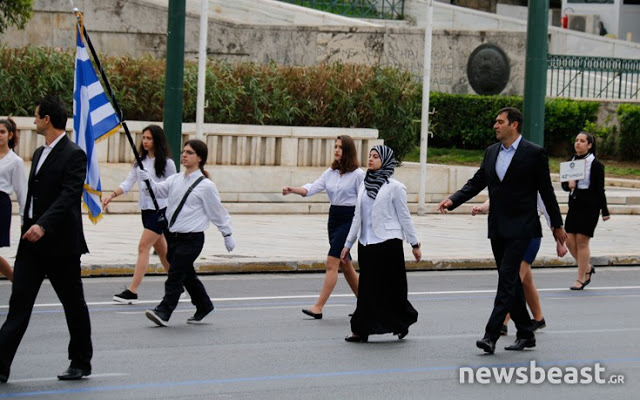 Η μαθήτρια με τη μαντίλα στην παρέλαση στο Σύνταγμα - Φωτογραφία 1