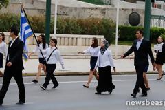 Η μαθήτρια με τη μαντίλα στην παρέλαση στο Σύνταγμα