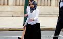 Η μαθήτρια με τη μαντίλα στην παρέλαση στο Σύνταγμα - Φωτογραφία 3
