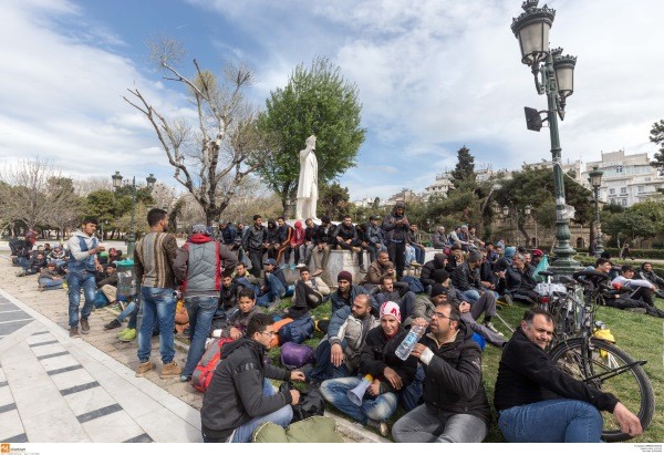 Θεσσαλονίκη: Στην πλατεία Αριστοτέλους οι διαμαρτυρόμενοι πρόσφυγες - ΦΩΤΟ - Φωτογραφία 3