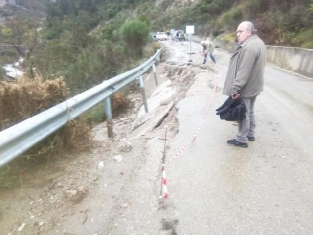 Η Περιφέρεια Δυτικής Ελλάδας καθαρίζει το επαρχιακό δίκτυο της Π.Ε. Αιτωλοακαρνανίας από κατολισθήσεις λόγω καιρού - Φωτογραφία 2