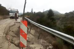 Η Περιφέρεια Δυτικής Ελλάδας καθαρίζει το επαρχιακό δίκτυο της Π.Ε. Αιτωλοακαρνανίας από κατολισθήσεις λόγω καιρού