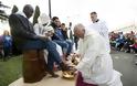 Ο Πάπας Φραγκίσκος έπλυνε και φίλησε τα πόδια των προσφύγων... [photos] - Φωτογραφία 2