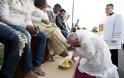 Ο Πάπας Φραγκίσκος έπλυνε και φίλησε τα πόδια των προσφύγων... [photos] - Φωτογραφία 3
