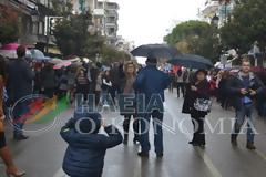Πύργος: Γιουχαρίσματα – Αντιδράσεις του κόσμου – Περίμεναν τους επισημους βρέχοντας!