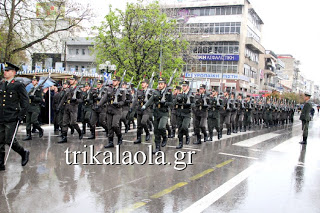 Βροχή και κρύο στη σημερινή παρέλαση της 25ης Μαρτίου στα Τρίκαλα... [photos] - Φωτογραφία 1