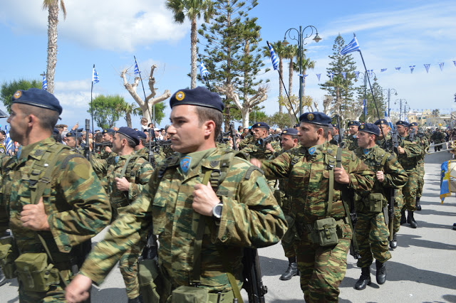 Φωτό από τη στρατιωτική παρέλαση στην ΚΩ - Φωτογραφία 10