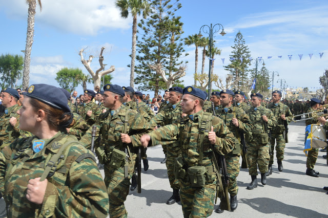 Φωτό από τη στρατιωτική παρέλαση στην ΚΩ - Φωτογραφία 16