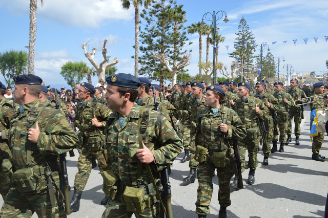 Φωτό από τη στρατιωτική παρέλαση στην ΚΩ - Φωτογραφία 18