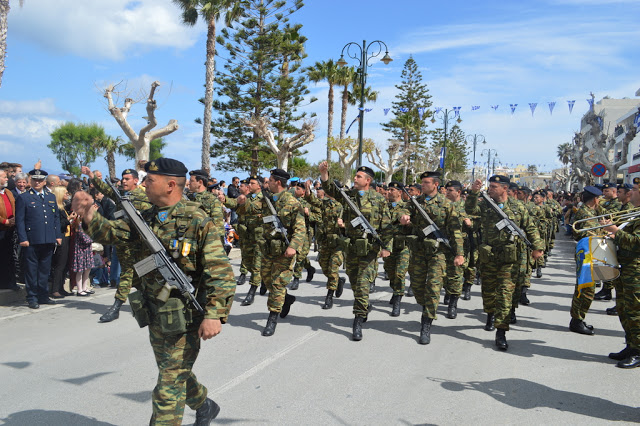 Φωτό από τη στρατιωτική παρέλαση στην ΚΩ - Φωτογραφία 19